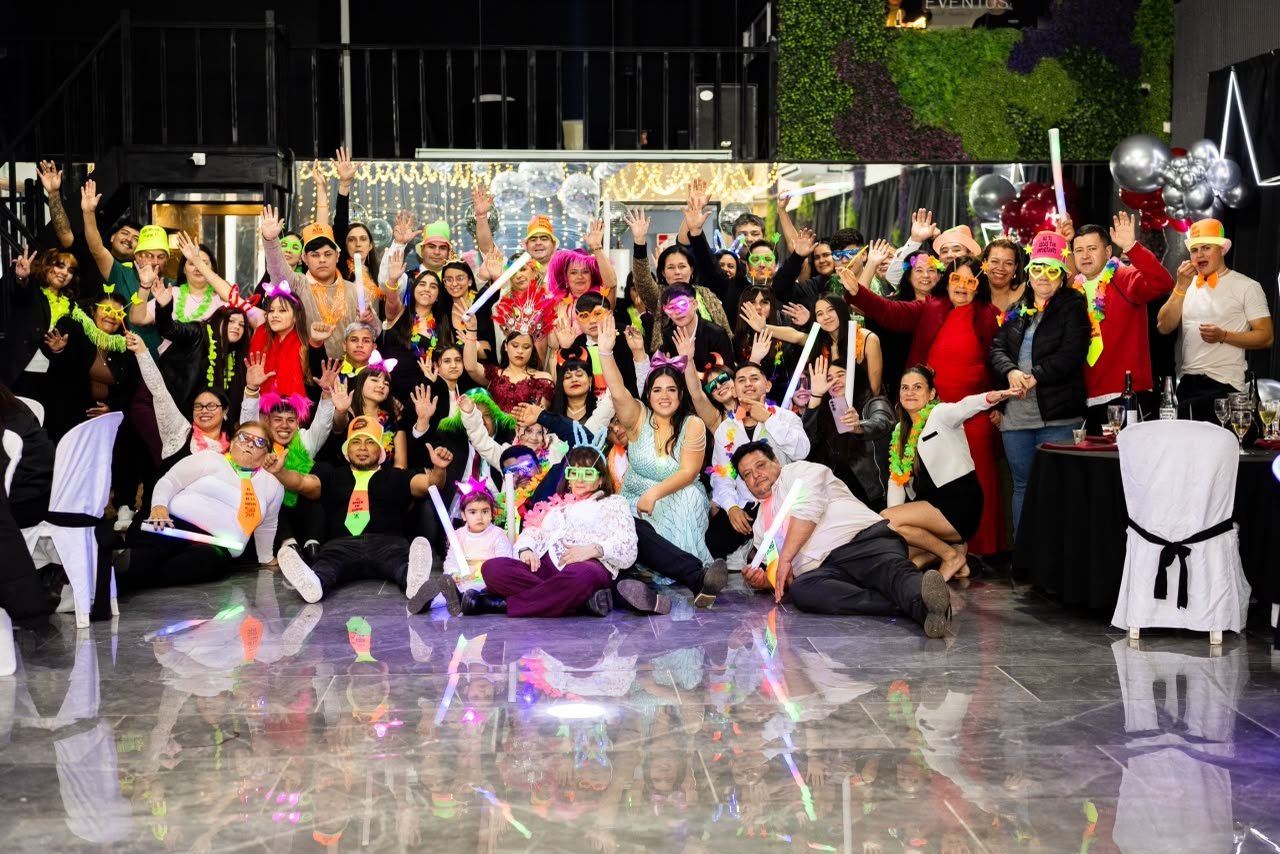 Grupo de invitados con cotillón festejando en el salón