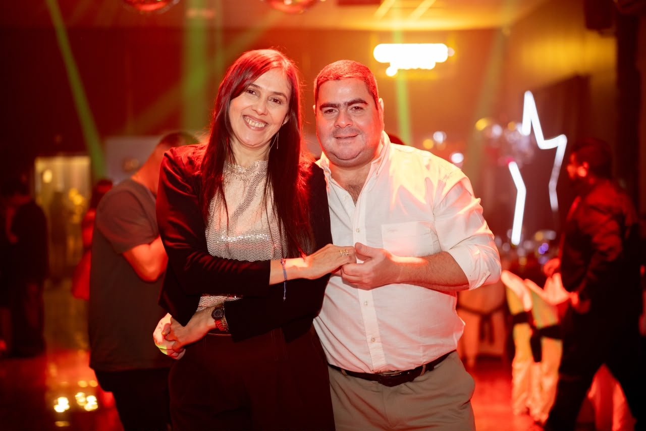 Pareja bailando en la pista iluminada del salón