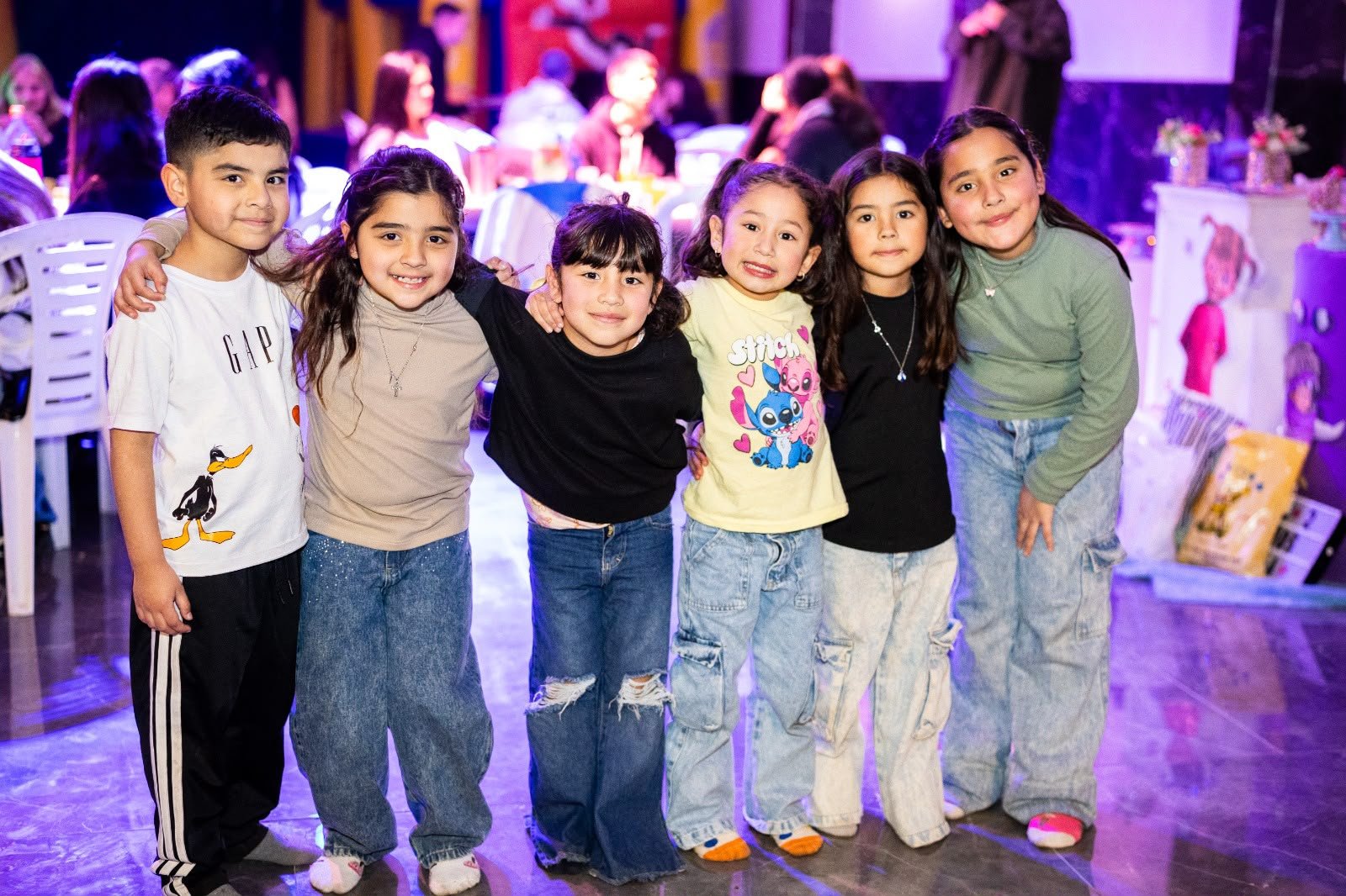 Grupo de chicos festejando en el salón
