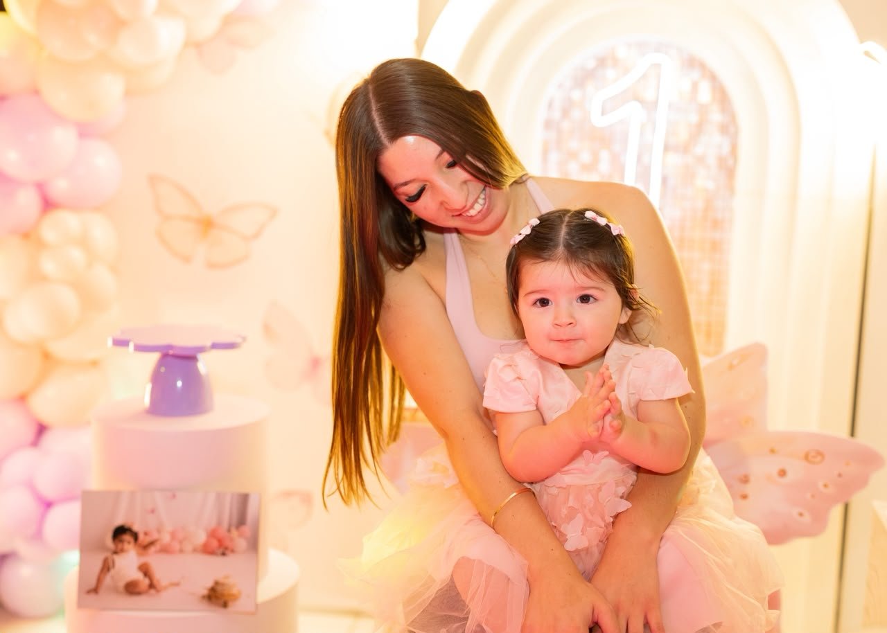 Sesión de fotos del primer añito con decoración de mariposas