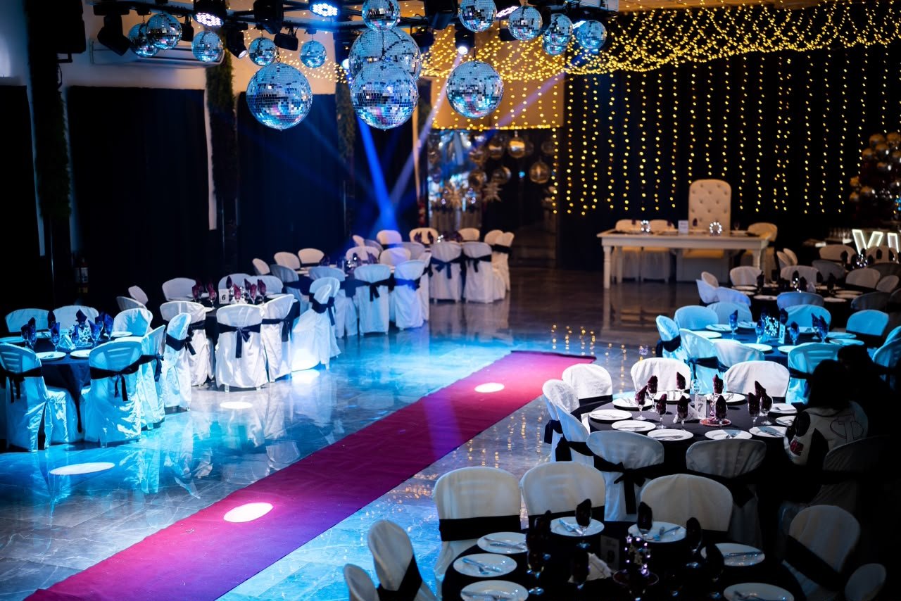 Salón Genesis Eventos iluminado durante una fiesta
